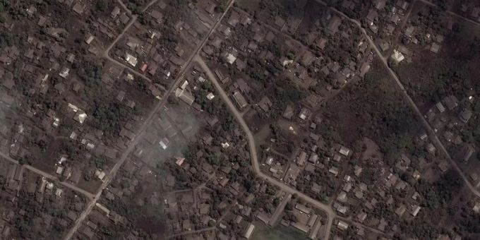 Dieses von Maxar Technologies zur Verfügung gestellte Satellitenbild zeigt aschebedeckte Häuser und Gebäude nach dem Vulkanausbruch. Tonga
