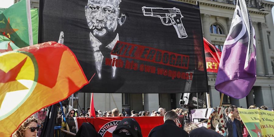 Das Plakat des Anstosses am Rand der Kundgebung für Demokratie in der Türkei am 25. März 2017 in Bern. (Archivbild)