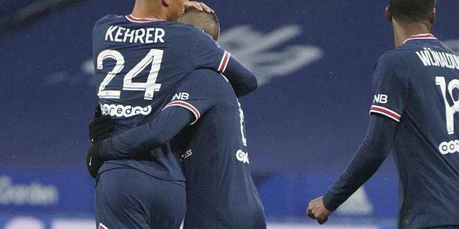 Thilo Kehrer (l) von PSG jubelt nach seinem Führungstreffer gegen Olympique Lyon. Foto: Laurent Cipriani/AP/dpa