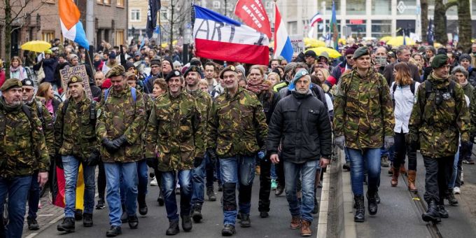 «Kein 2G» - Tausende protestieren gegen niederländische Corona-Politik