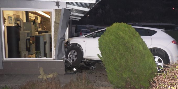 Erstfeld UR: Personenwagen landet in Schaufenster. Erstfeld UR