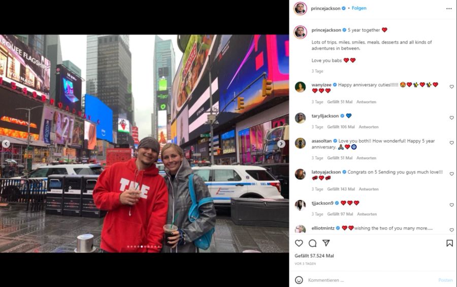 Hier turteln Prince Jackson und Molly Schirmang am Times Square.