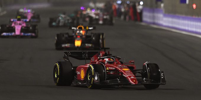 Charles Leclerc (Ferrari) vor Max Verstappen (Red Bull) beim Start zum Saudi-Arabien-GP der Formel 1. Leclerc Verstappen Formel 1