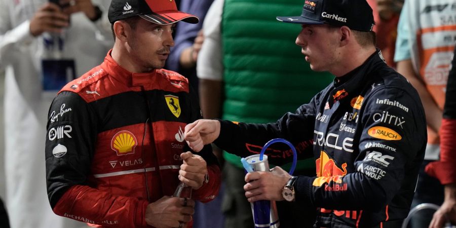 Lieferten sich in Saudi-Arabien auf den letzten Runden ein mitreissendes Duell: Ferrari-Pilot Charles Leclerc (l) und sein Red-Bull-Kontrahent Max Verstappen.