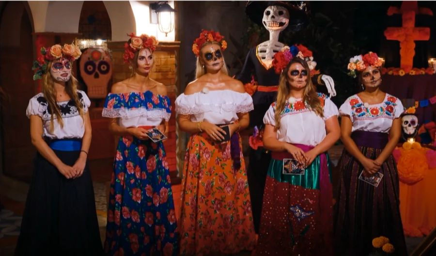 Die Rosenanwärterinnen müssen beim Gruppendate anlässlich des «Día de los muertos» eine Grabrede halten.