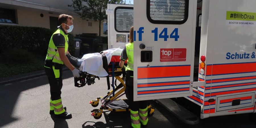 Rettungssanitäter von Schutz & Rettung Zürich im Einsatz.