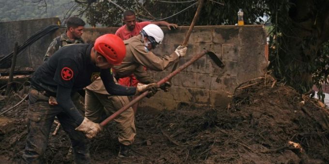 Rettungskräfte auf der Suche nach Toten in Petrópolis Rettungskräfte auf der Suche nach Toten in Petrópolis