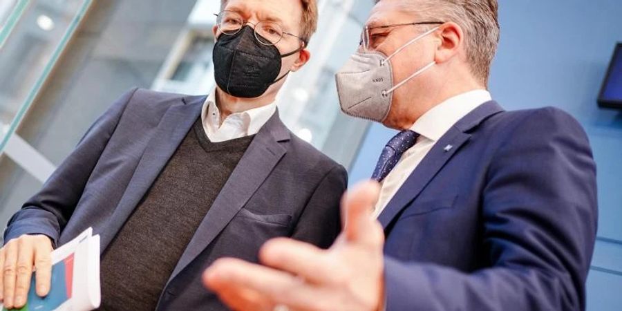 Karl Lauterbach (l, SPD), Bundesminister für Gesundheit, und Lothar Wieler, Präsident des Robert-Koch-Instituts, sorgen sich um die aktuelle Corona-Lage. Foto: Kay Nietfeld/dpa