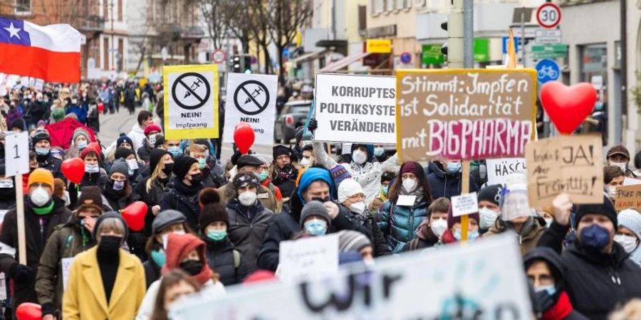 Teilnehmer der Demo gegen die Corona-Massnahmen gehen in Freiburg auf die Strasse. Foto: Philipp von Ditfurth/dpa