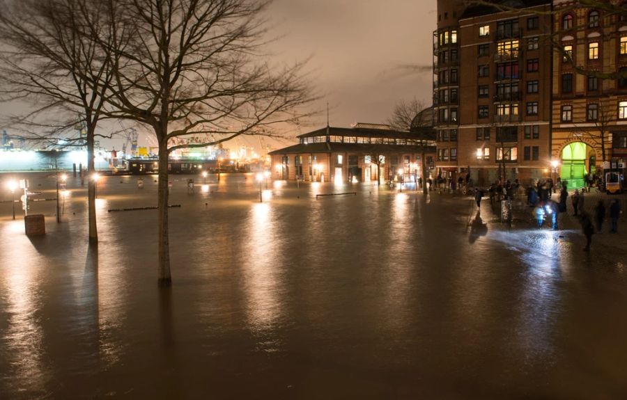 Der Fischmarkt mit der Fischauktionshalle an der Elbe in Hamburg steht wegen einer Sturmflut unter Wasser.