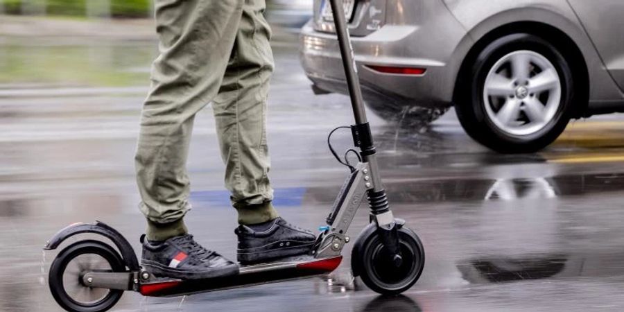 Elektro-Stehroller im Verkehr sind ähnlich unfallträchtig wie Mofas und Mopeds, betont der Gesamtverband der Deutschen Versicherungswirtschaft. Foto: Christoph Soeder/dpa