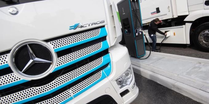 Ein Mitarbeiter der Daimler AG steckt einen Ladestecker in einen elektrisch angetriebenen Mercedes-Benz eActros. Daimler Truck setzt bei seinen schweren Lastwagen neben der Batterie auch auf Wasserstoff und Brennstoffzelle. Foto: Marijan Murat/dpa Ein Mitarbeiter der Daimler AG steckt einen Ladestecker in einen elektrisch angetriebenen Mercedes-Benz eActros. Daimler Truck setzt bei seinen schweren Lastwagen neben der Batterie auch auf Wasserstoff und Brennstoffzelle. Foto: Marijan Murat/dpa