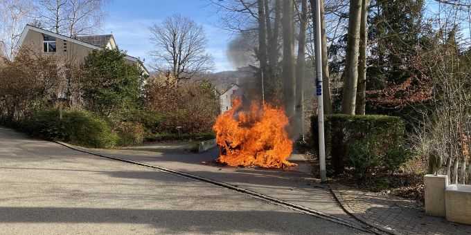 Auto brennt in Arlesheim komplett ab. Auto brennt