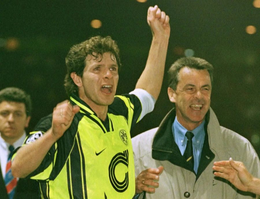 Ottmar Hitzfeld (rechts, damals BVB) und Andreas Möller freuen sich über einen Sieg in der Champions League. (Archivbild)