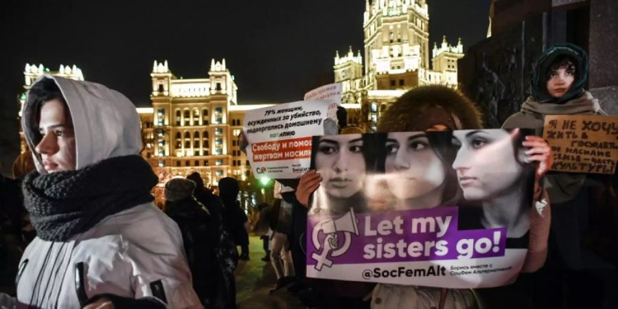 Demonstration für Freilassung der drei Schwestern