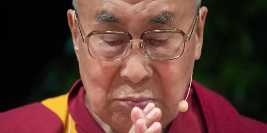 Der Dalai Lama will den Menschen mit Musik helfen. Foto: Marijan Murat/dpa