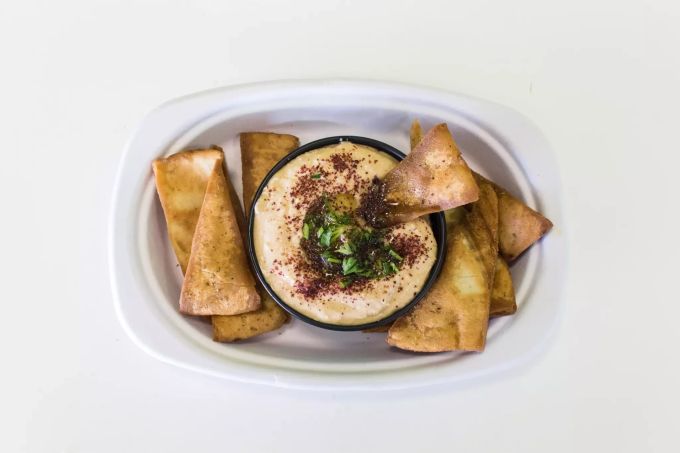 Hummus wird traditionellerweise mit Fladenbrot gegessen. Hummus