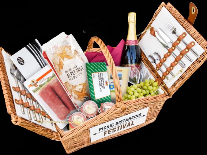 Reichlich gefüllte Picknick-Körbe sorgen für das leibliche Wohl.