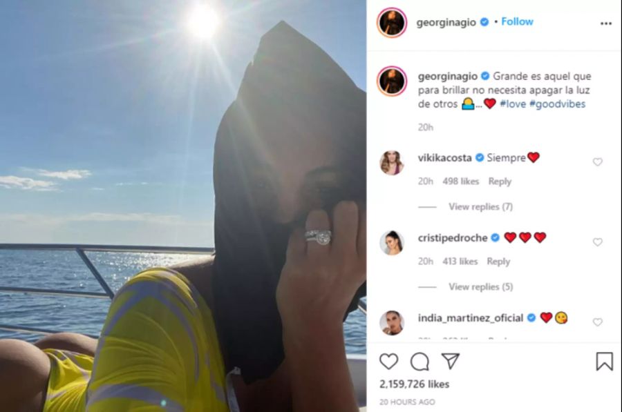 Georgina Rodriguez präsentiert ihren neuen Ring.