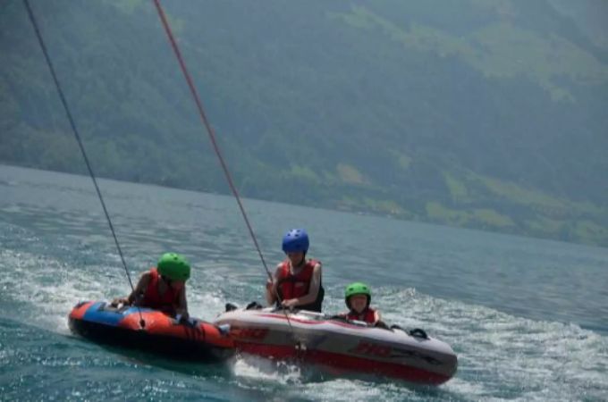 Auch Wasserspass auf dem Vierwaldstättersee gehört zum Angebot. Ferienpass