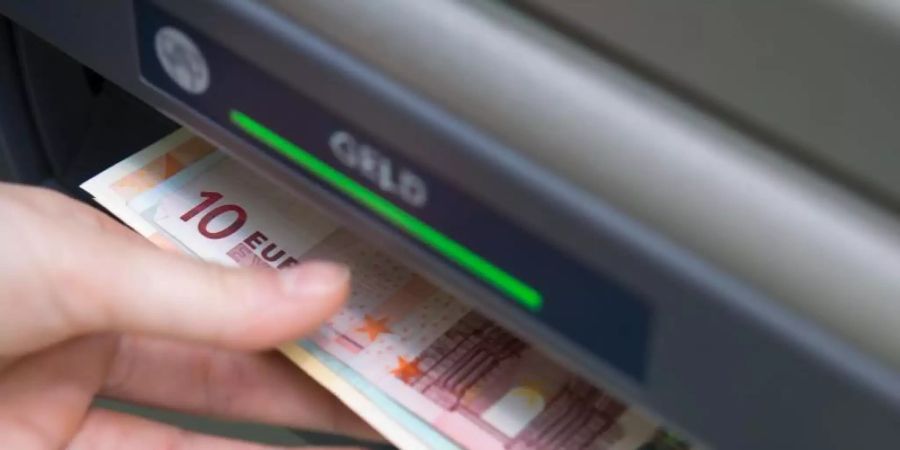 Als «Konto für Jedermann» soll das Basiskonto auch Menschen ohne geregeltes Einkommen offenstehen. Einige Banken lassen sich das teuer bezahlen. Foto: Andrea Warnecke/dpa