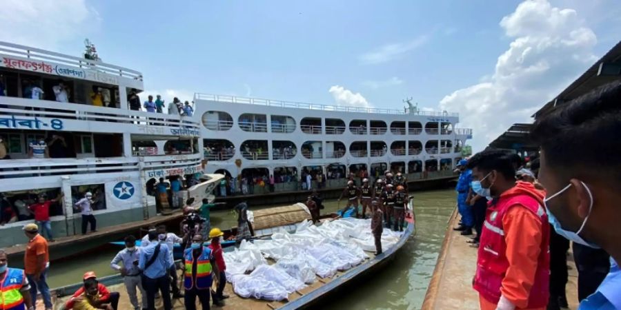 Boot mit nach Fährunglück geborgenen Leichen