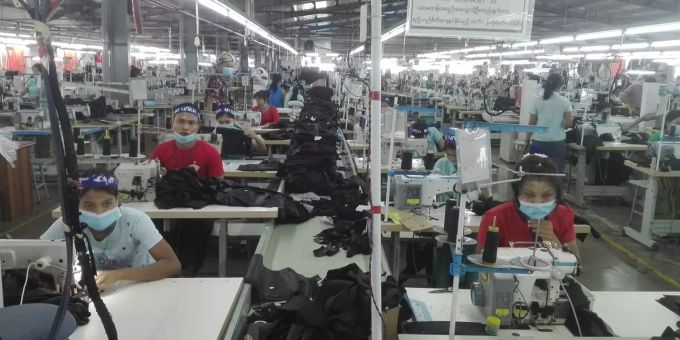 Arbeiter in Kleiderfabriken in Myanmar verdienen 3,50 Dollar pro Tag. Kleiderfabrik Myanmar