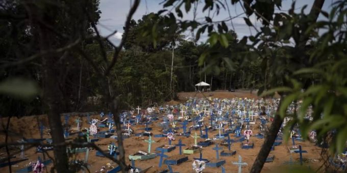 Frische Gräber auf einem Friedhof in Manaus. Foto: Felipe Dana/AP/dpa Frische Gräber auf einem Friedhof in Manaus. Foto: Felipe Dana/AP/dpa