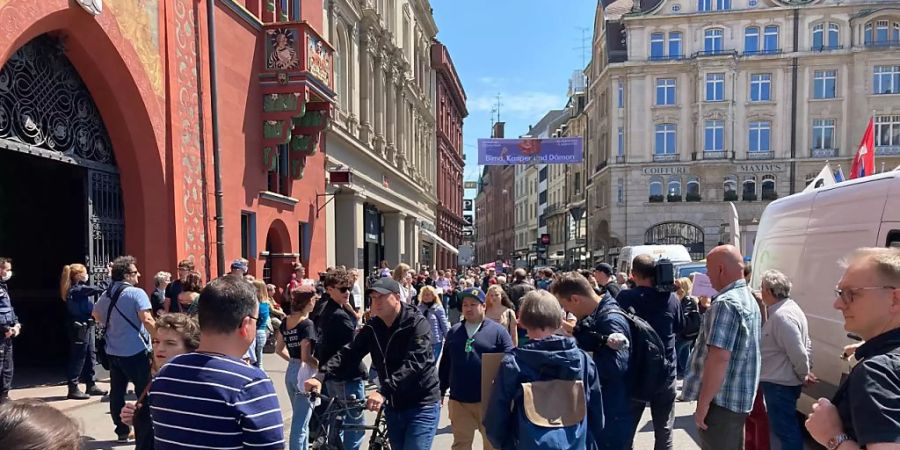 Demonstrierende und viele Passanten vor dem Rathaus in Basel.