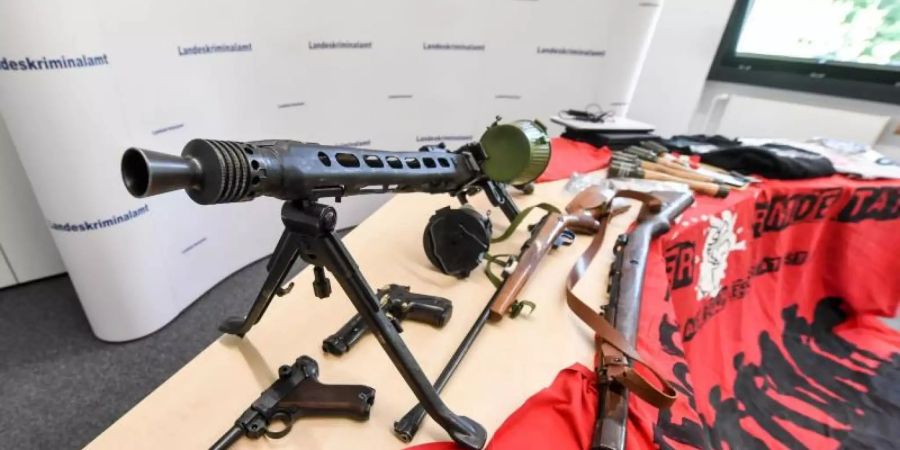 Bei einer Razzia gegen die Neonazi-Gruppe «Freie Kräfte Prignitz» sichergestellte Waffen und Materialien. Foto: Jens Kalaene/dpa-Zentralbild/dpa