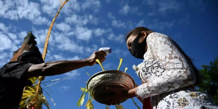 Eine Balinesin während einer Hindu-Zeremonie in Denpasar