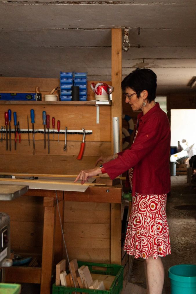 In der Werkstatt haben die freiwilligen Handwerker die nötigen Werkzeuge, um mit Holz zu arbeiten