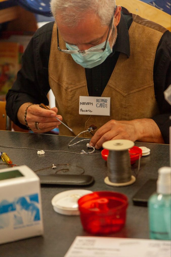 Neven Pecaric fleissig am reparieren