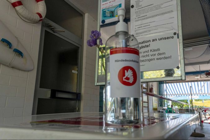 Desinfektionsmittel überall griffbereit im Schwimmbad