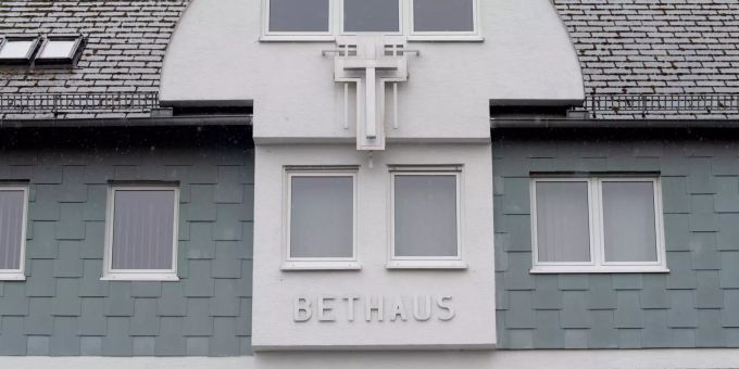 Geschlossen ist Bethaus einer Baptisten-Gemeinde. Mehrere Mitglieder der Gemeinde haben sich nach einem Gottesdienst mit dem Coronavirus infiziert. Baptisten-Gemeinde Frankfurt am Main