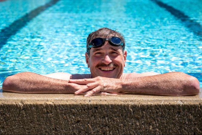 Peter Berger, Bezirkschef KaPo Bern, ist glücklich, dass er wieder im Schwimmbad trainieren kann