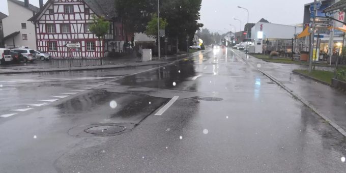 Der Autofahrer oder die Autofahrerin fuhr weiter, ohne sich um die Rollerfahrerin zu kümmern.