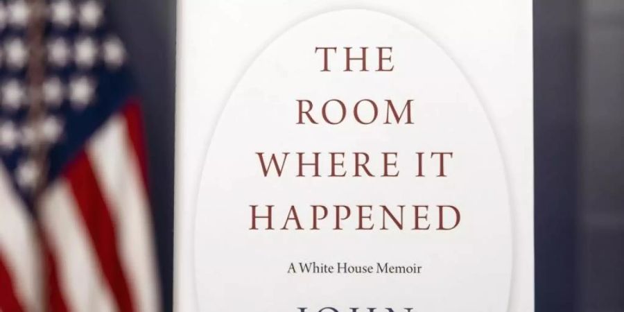 Ein Exemplar von «The Room Where It Happened» des ehemaligen nationalen Sicherheitsberaters John Bolton steht im Weissen Haus. Foto: Alex Brandon/AP/dpa