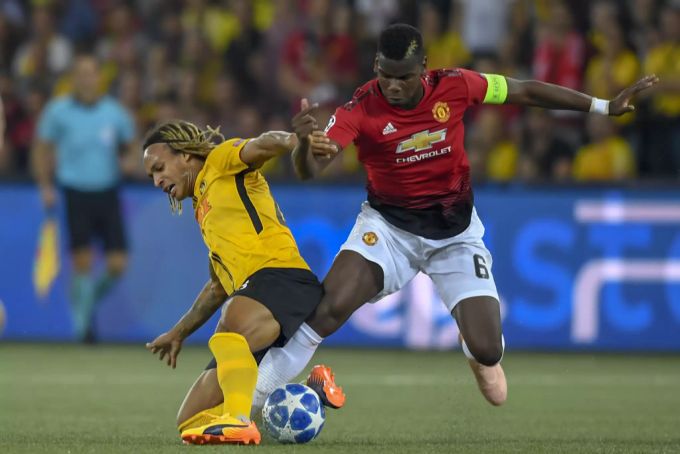 Paul Pogba, hier im Zweikampf mit dem ehemaligen YB-Spieler Kevin Mbabu, hat bei Manchester United einen Vertrag bis 2021. Paul Pogba