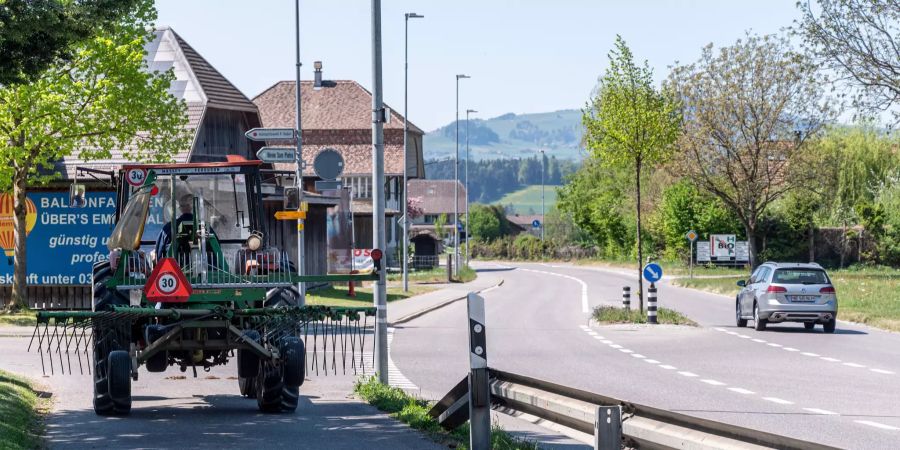 Landwirtschaftlicher Verkehr an der Dorfstrasse in Oppligen.