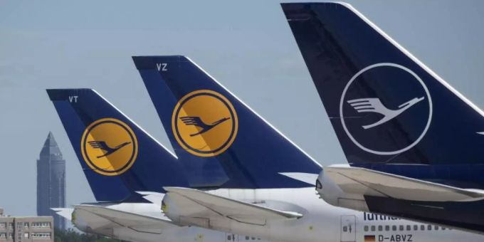 Stillgelegte Passagiermaschine der Lufthansa stehen auf dem Vorfeld des Flughafen Frankfurt. Lufthansa