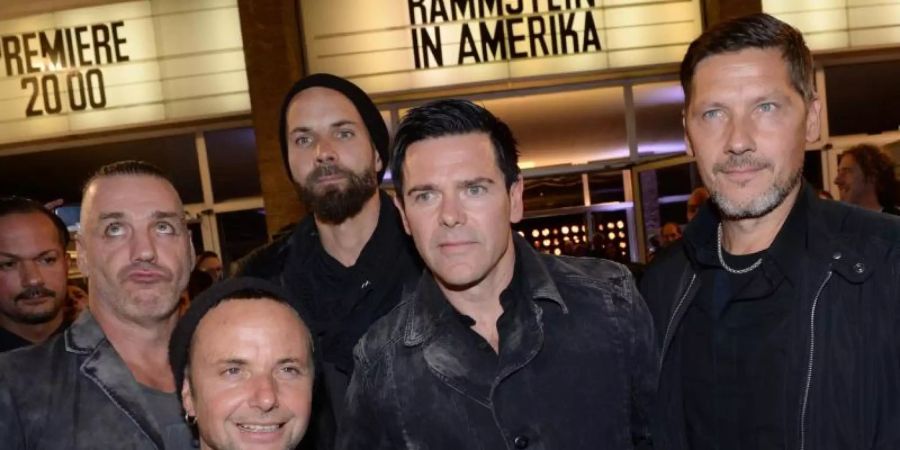 Der Sänger Till Lindemann (l-r), Gitarrist Paul H. Landers, Gitarrist Richard Kruspe, Bassist Oliver Riedel und Schlagzeuger Christoph Schneider der Band Rammstein kommen 2015 zur Premiere ihrer Doku-DVD über ihren Erfolg in Amerika. Foto: Britta Pedersen/dpa-Zentralbild/dpa