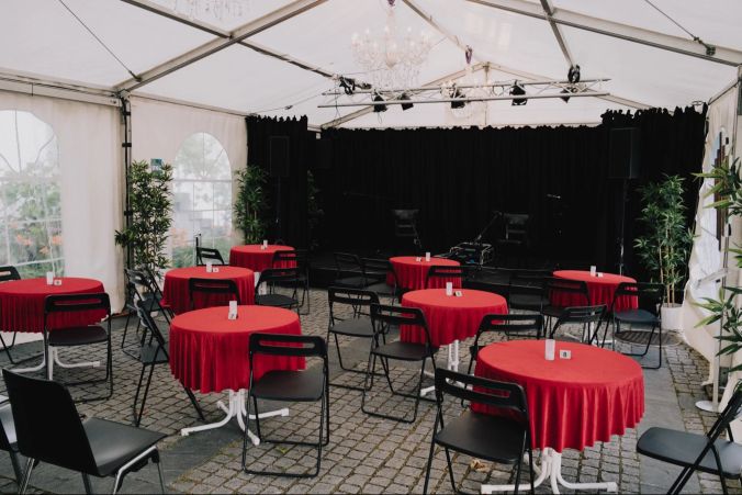 Das Sommerzelt bietet Platz für 40 Gäste