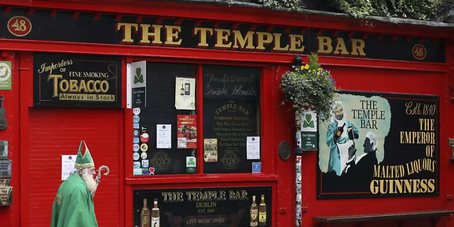 Pubs und Bars bleiben in Irland entgegen früheren Plänen vorerst weiter geschlossen. Die Eindämmung des Coronavirus hat laut der irischen Regierung Priorität. (Archivbild)