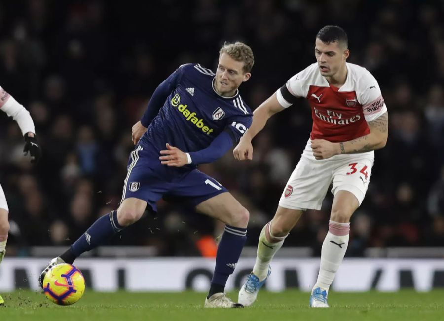 André Schürrle (l., FC Fulham) im Zweikampf mit dem Schweizer Arsenal-Profi Granit Xhaka. (Archivbild)