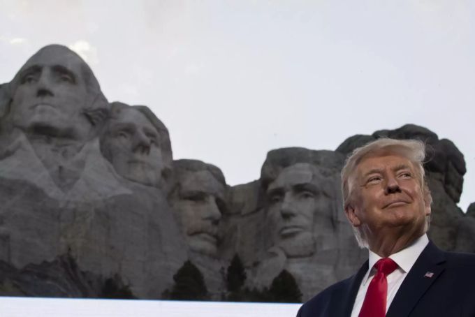US-Präsident Donald Trump steht vor dem Mount Rushmore National Memorial. donald trump