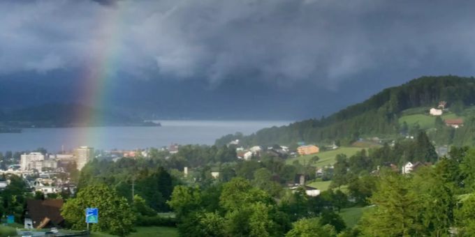 Ein Regenbogen über Rüti im Kanton Zürich.