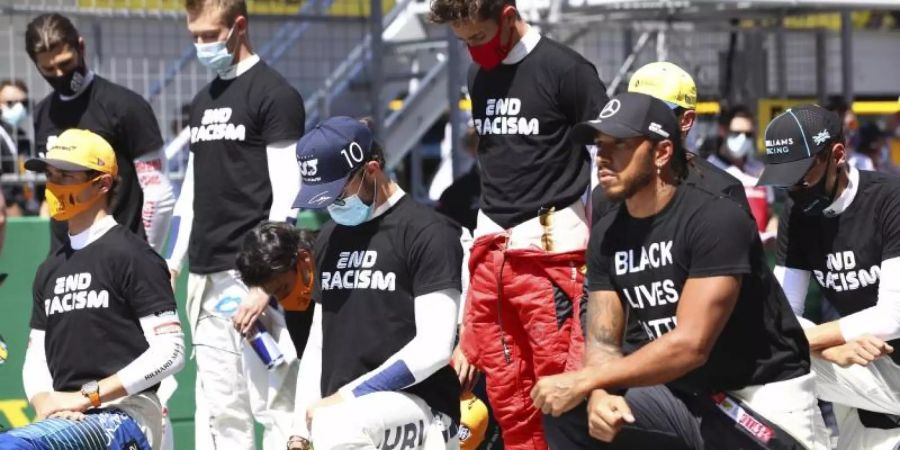 14 Formel-1-Piloten um Weltmeister Lewis Hamilton knieten vor dem WM-Auftakt. Foto: Dan Istitene/pool Getty/AP/dpa