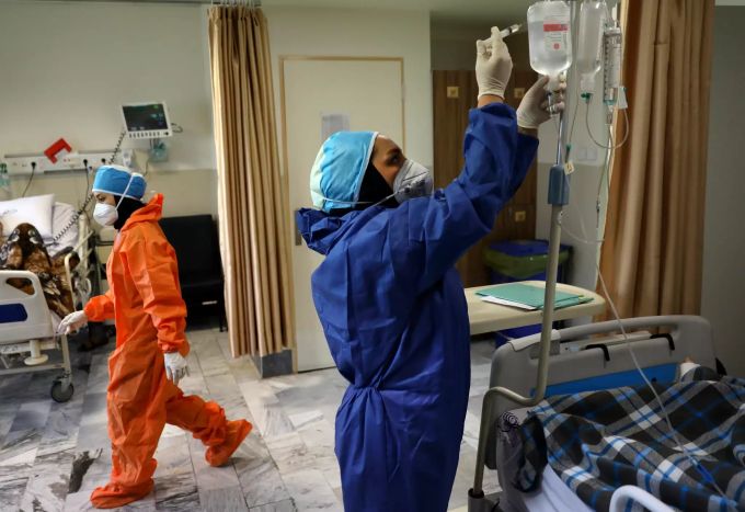 Krankenschwestern in Schutzanzügen arbeiten auf einer Station mit Corona-Patienten im Spital «Shohadaye Tajrish Hospital». Coronavirus