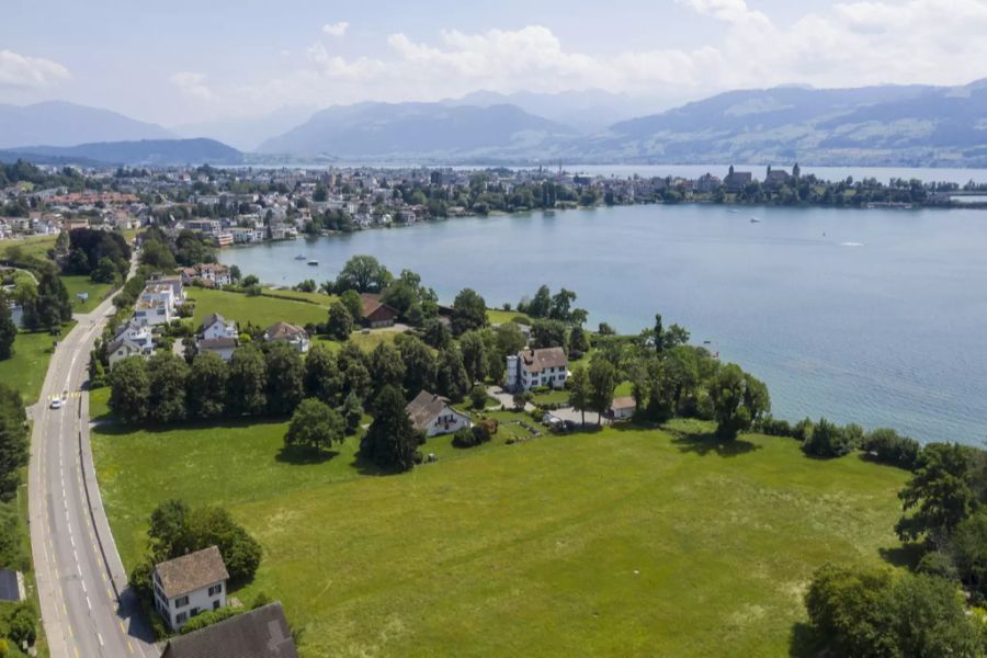 Das Grundstück von Roger Federer in Rapperswil-Jona am Zürichsee vor dem Baustart. Mittlerweile stehen auf der Wiese schon einige Häuser.